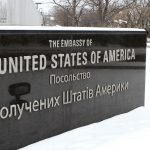 EUA retiram familiares de funcionários da embaixada em Kiev