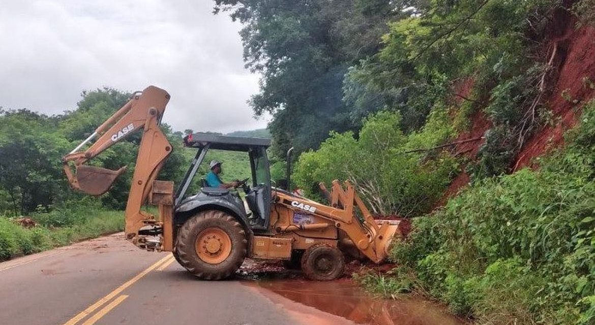Chuvas bloqueiam ao menos 121 pontos de rodovias mineiras