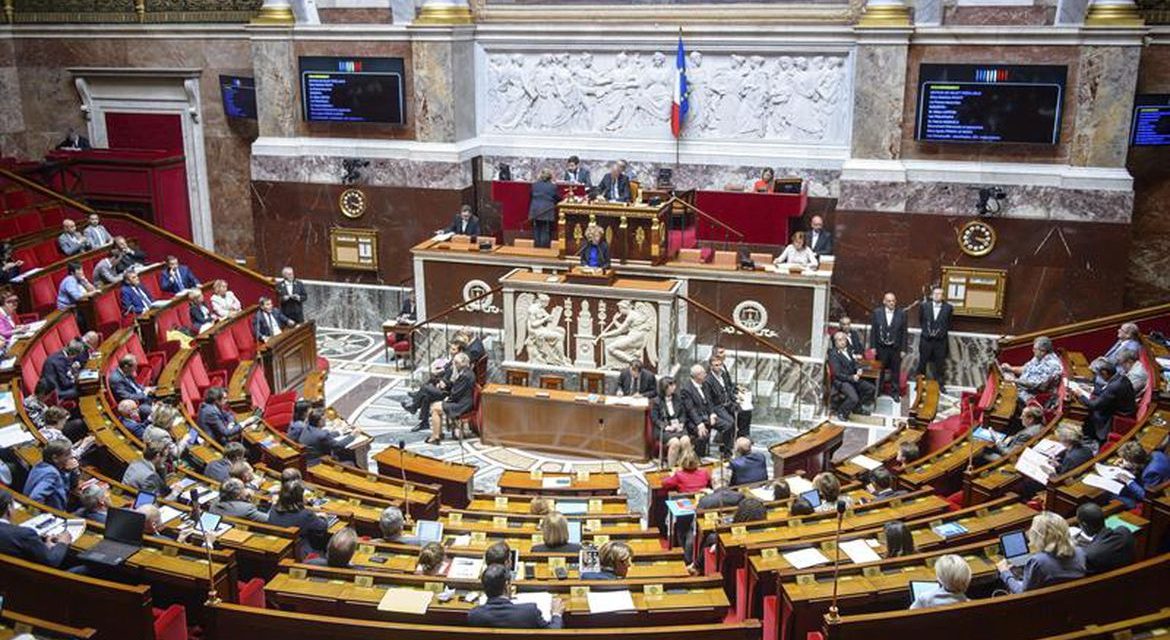 Parlamento francês aprova lei de passaporte vacinal do governo