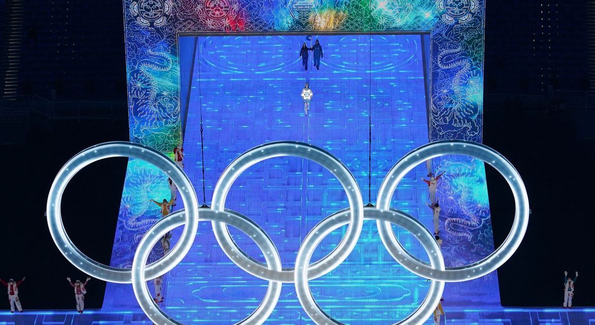 Jogos de Inverno começam em Pequim com anéis surgindo de bloco de gelo
