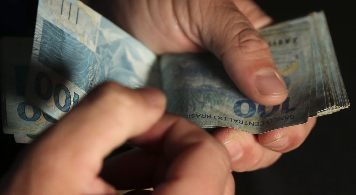 Salário mínimo sobe para R$ 1.302 em 1º de janeiro
