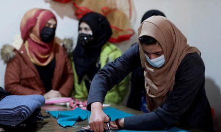 Talibãs mantêm escolas secundárias fechadas para mulheres