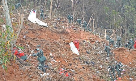 China encontra uma das 2 caixas-pretas de avião que caiu esta semana