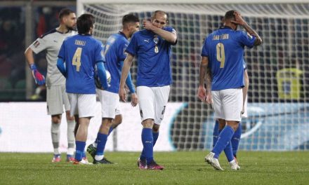 Mancini diz que Itália precisa focar no futuro após ficar fora da Copa