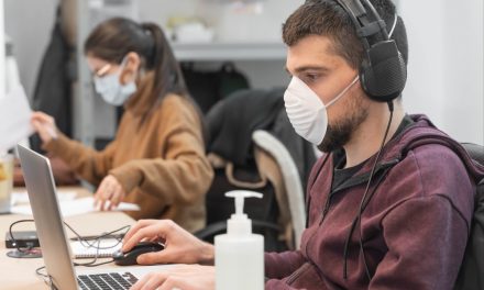 Governo planeja flexibilizar regra sobre uso de máscara no trabalho
