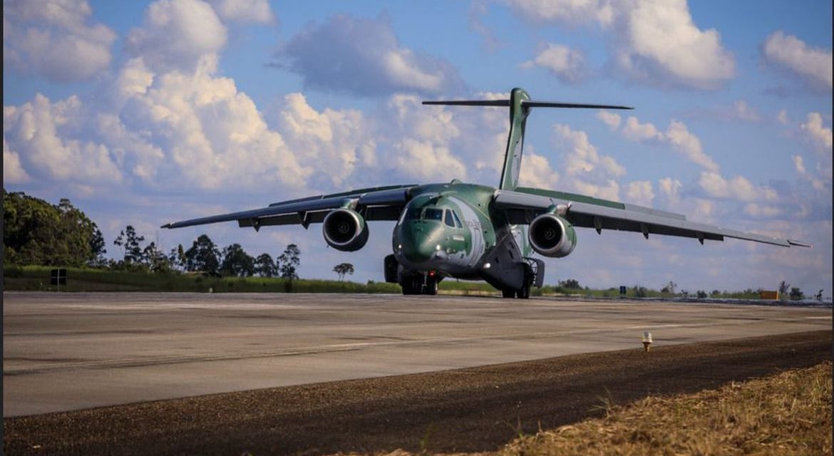 Avião da FAB que resgatará brasileiros decola para a Polônia