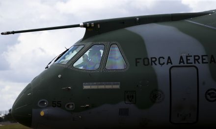 Aeronave da FAB que resgatou brasileiros deixa a Polônia