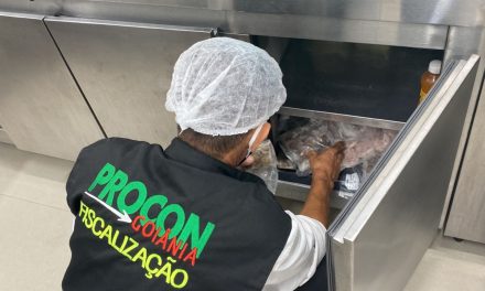 Procon Goiânia autua 11 estabelecimentos de praça de alimentação de shopping por venda de produtos impróprios para consumo