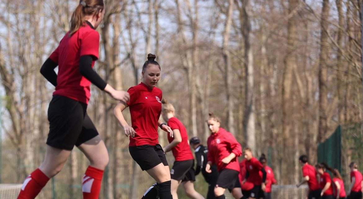 Futebol feminino: após fugir da Ucrânia, time treina em clube alemão