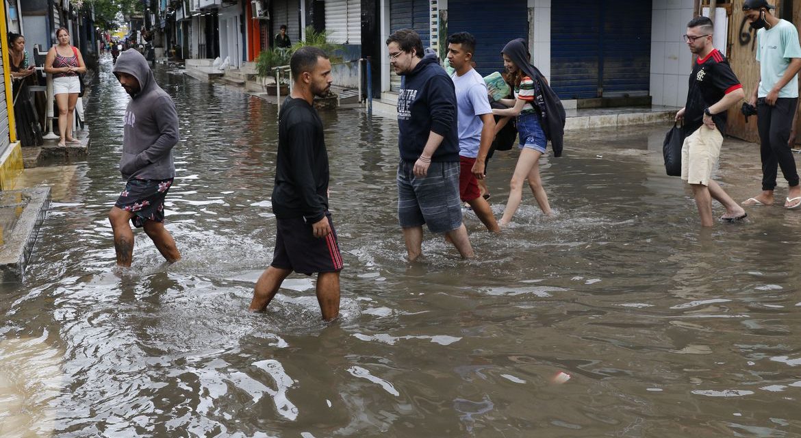 Sobe para 17 total de mortos por chuvas no Rio
