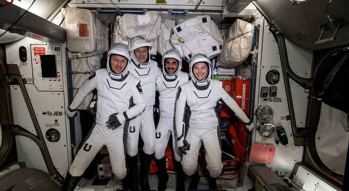 Cápsula da SpaceX retorna com 4 astronautas após missão de seis meses