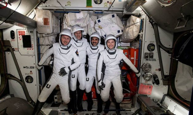 Cápsula da SpaceX retorna com 4 astronautas após missão de seis meses