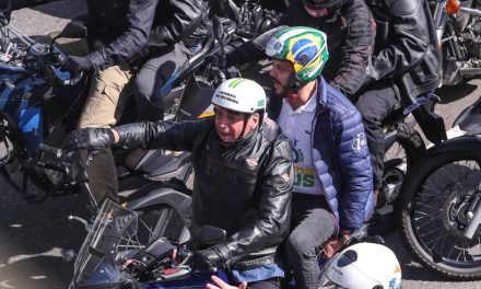 Deputado goiano aciona TSE contra Bolsonaro por gastos com cartão corporativo para participar de motociatas