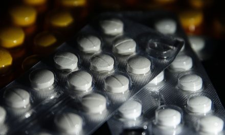 Câmara de Goiânia aprova projeto que proíbe venda de remédios em supermercados