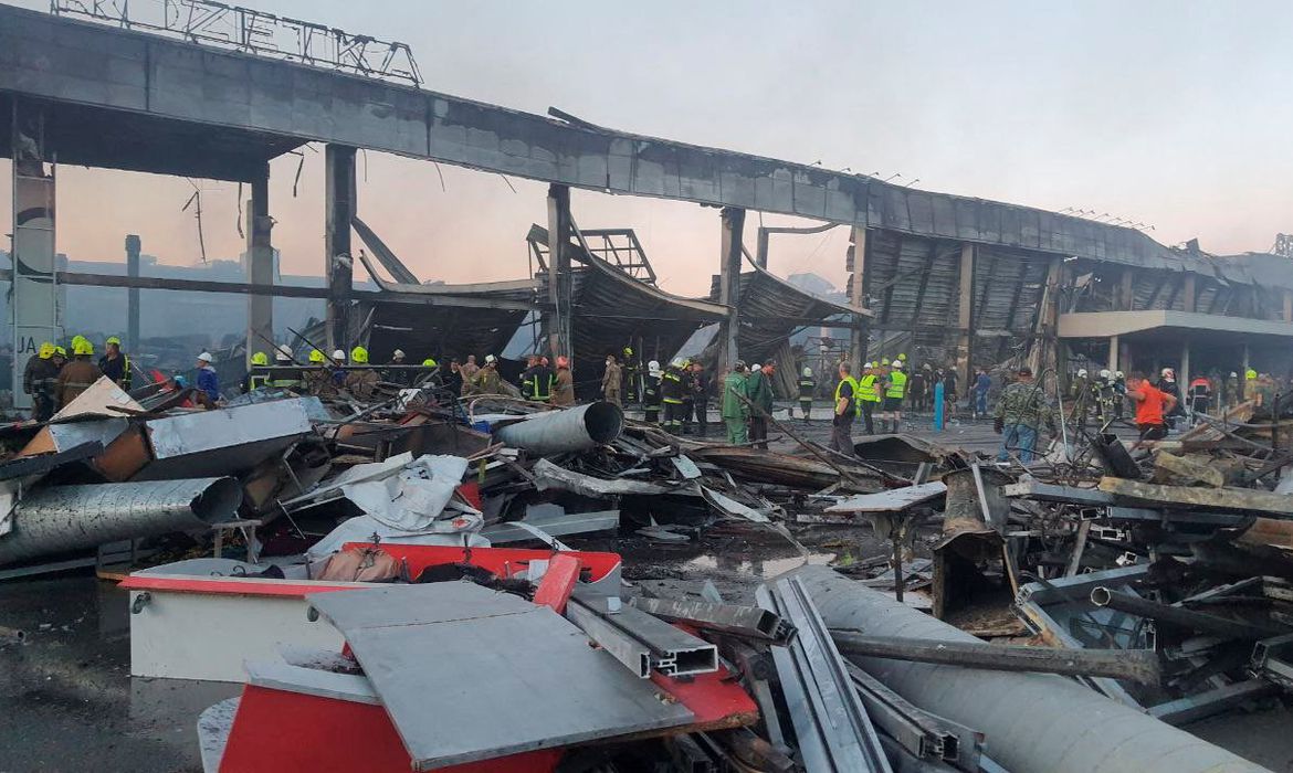 Ucrânia: pelo menos 11 morrem em ataque de míssil russo a shopping Ucrânia: pelo menos 11 morrem em ataque de míssil russo a shopping