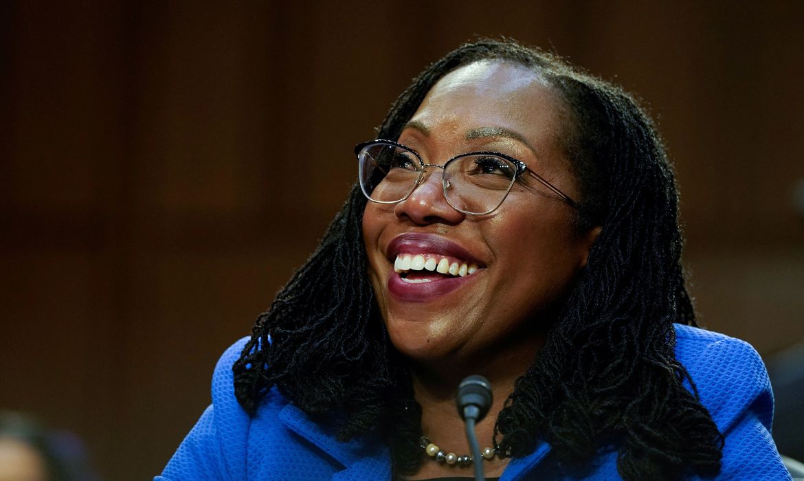 EUA: Ketanji Brown Jackson toma posse como 1ª negra na Suprema Corte EUA: Ketanji Brown Jackson toma posse como 1ª negra na Suprema Corte
