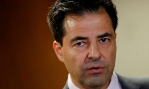 Ministro diz que governo não pode interferir nos preços da Petrobras