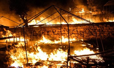Incêndio atinge casas em costa da ilha grega de Lesbos