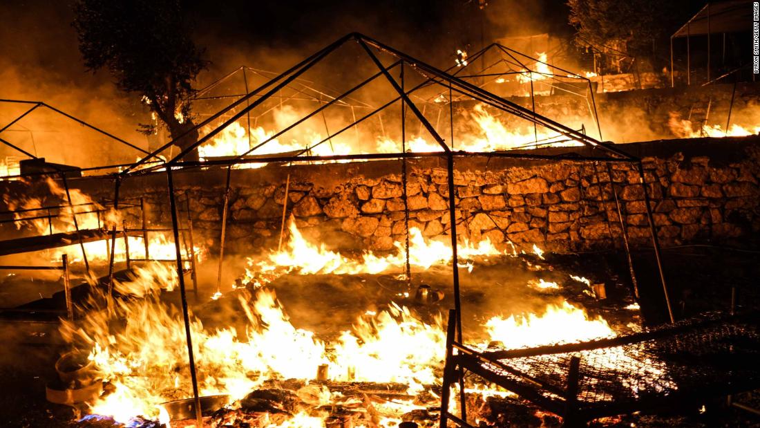 Incêndio atinge casas em costa da ilha grega de Lesbos