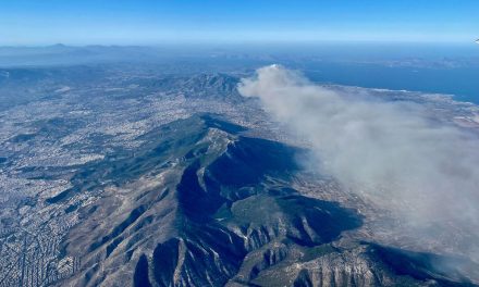 Incêndio florestal avança perto de Atenas e ameaça residências