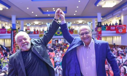 Em ato com Lula, PSB oficializa apoio ao petista e Alckmin como candidato a vice-presidente