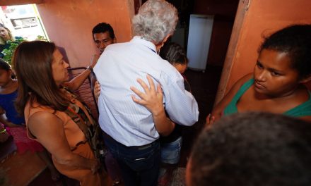 Caiado visita família de crianças mortas em Bonópolis