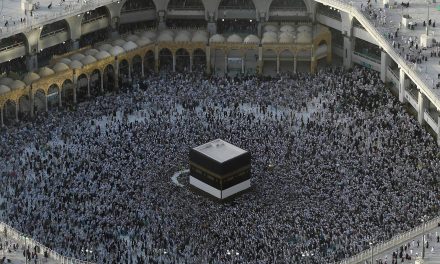 Muçulmanos vão a Meca para primeira peregrinação pós-pandemia