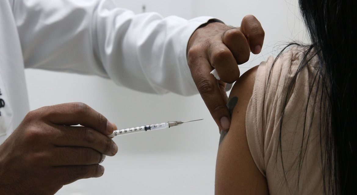 Clínicas expressam preocupação por falta de vacina contra a dengue