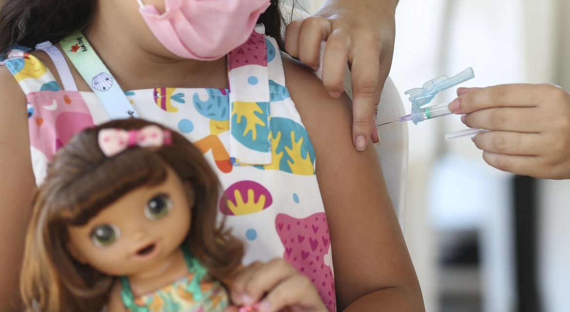 Rio de Janeiro começa a vacinar crianças de 3 anos contra covid-19