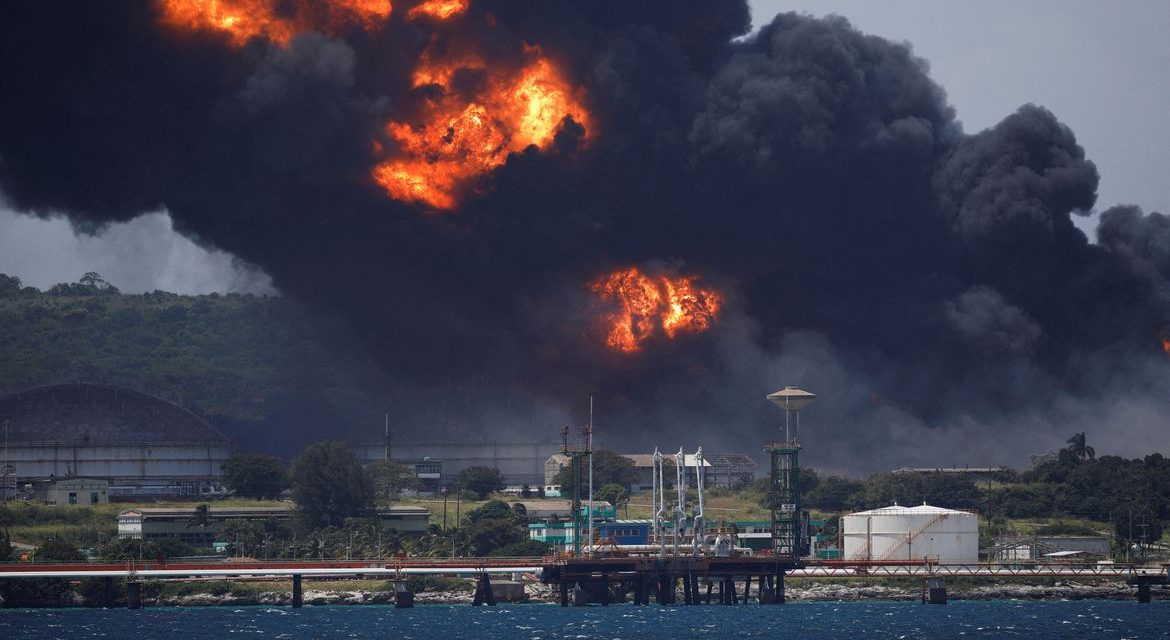 Cuba tenta controlar maior incêndio da história em tanque de petróleo