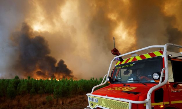 Incêndios florestais atingem França e milhares são retirados de casa