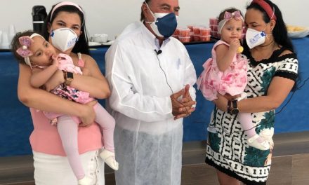 Siamesas Laura e Laís passam por avaliação quase dois anos após cirurgia de separação, em Goiânia