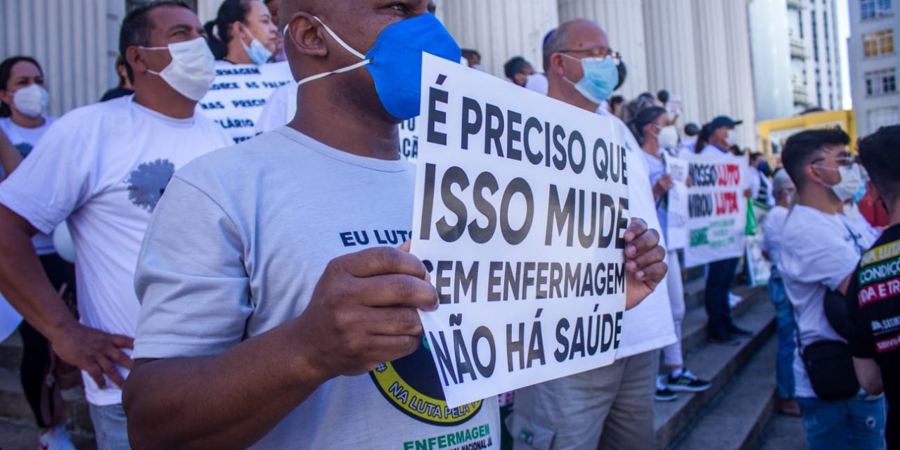 Enfermeiros protestam em Goiânia contra a suspensão da lei do piso salarial