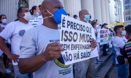 Enfermeiros protestam em Goiânia contra a suspensão da lei do piso salarial