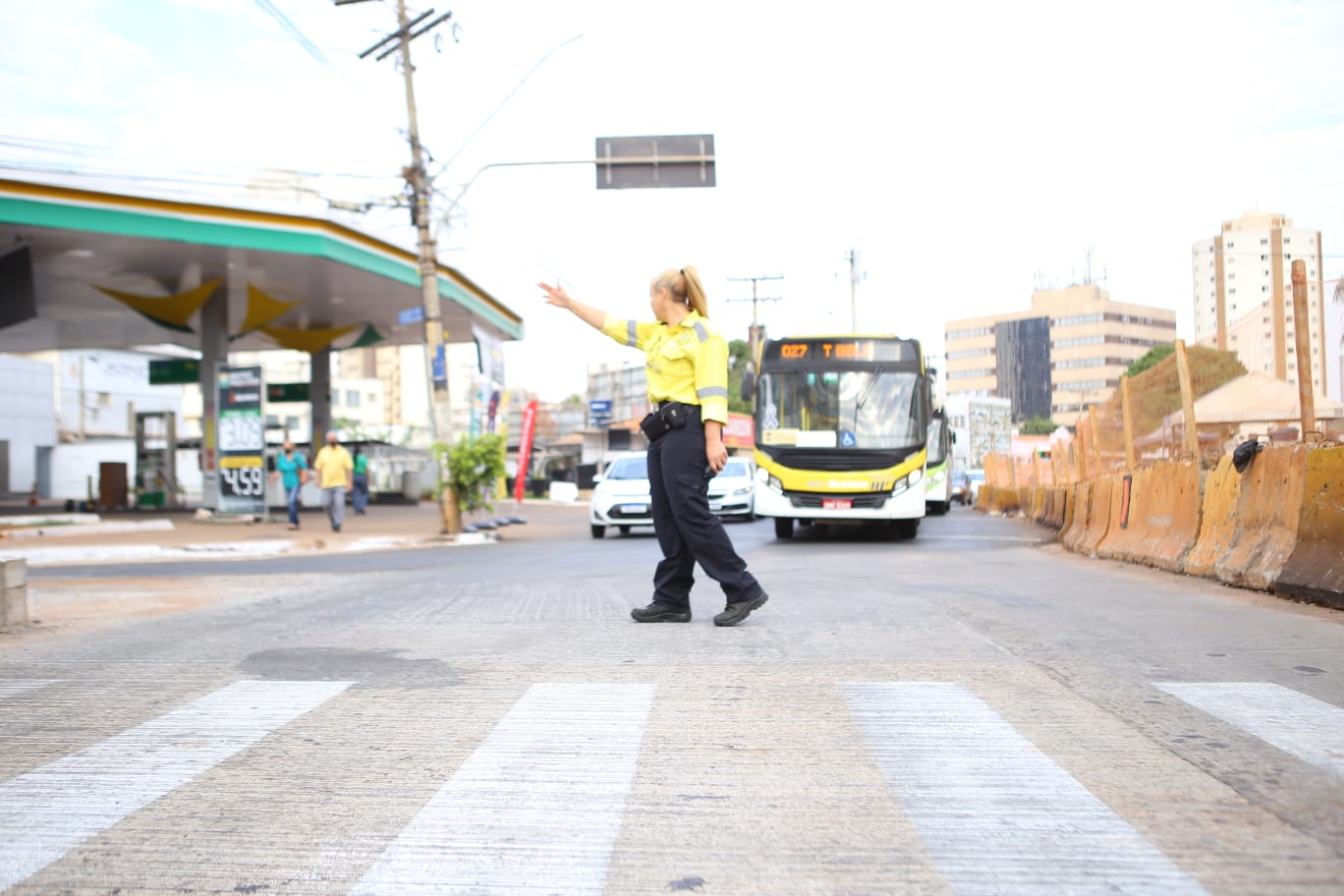 CMTC treina motoristas antes da liberação do anel interno da Praça Cívica para ônibus