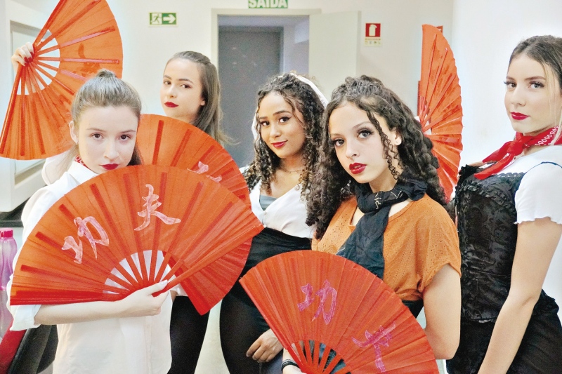Teatro Escola Basileu França estreia espetáculo “Velho Oeste”, de Danças Urbanas