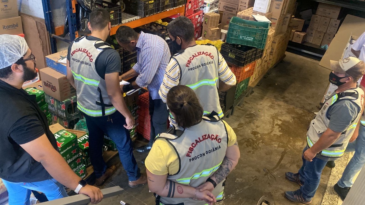 Procon Goiânia apreende mais de 420 quilos de alimentos vencidos em supermercado Procon Goiânia apreende mais de 420 quilos de alimentos vencidos em supermercado