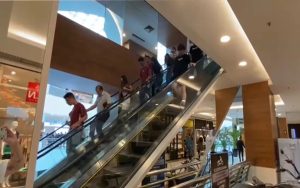 Vazamento em extintor de incêndio assusta clientes e provoca correria em shopping de Goiânia