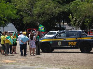 Bloqueio nas rodovias por bolsonaristas desabastece mercado, cancela consulta e aulas no 2º dia de protestos em GO