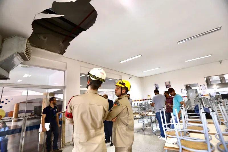 Teto de refeitório de escola desaba e deixa alunos feridos em Goiânia