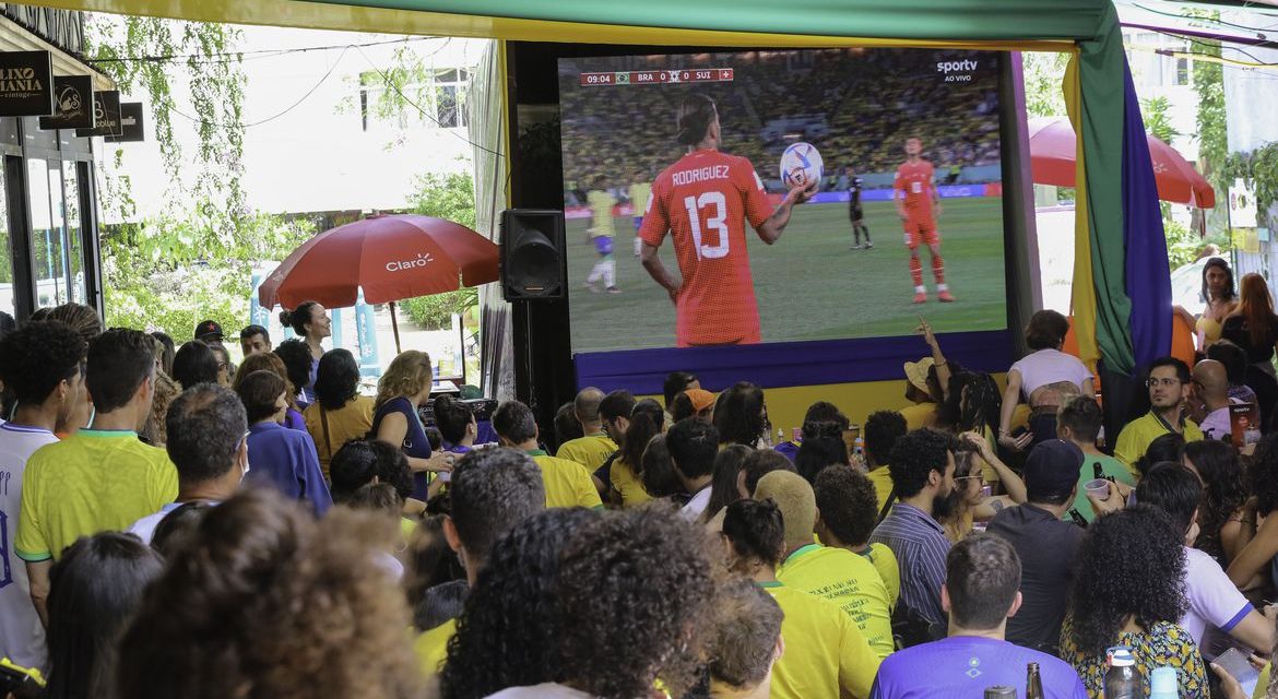 Entre uma venda e outra, comerciários acompanham vitória do Brasil