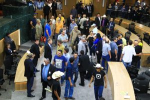 Agropecuaristas invadem plenário da Assembleia em ato contra a taxa do agro