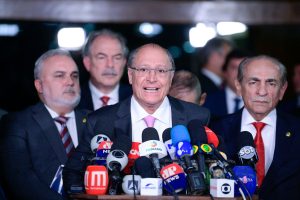 Transição quer espaço no Orçamento para Farmácia Popular e merenda