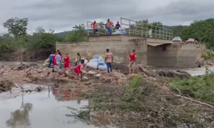 Rios sobem com a chuva, derrubam pontes e deixam moradores ilhados em Goiás