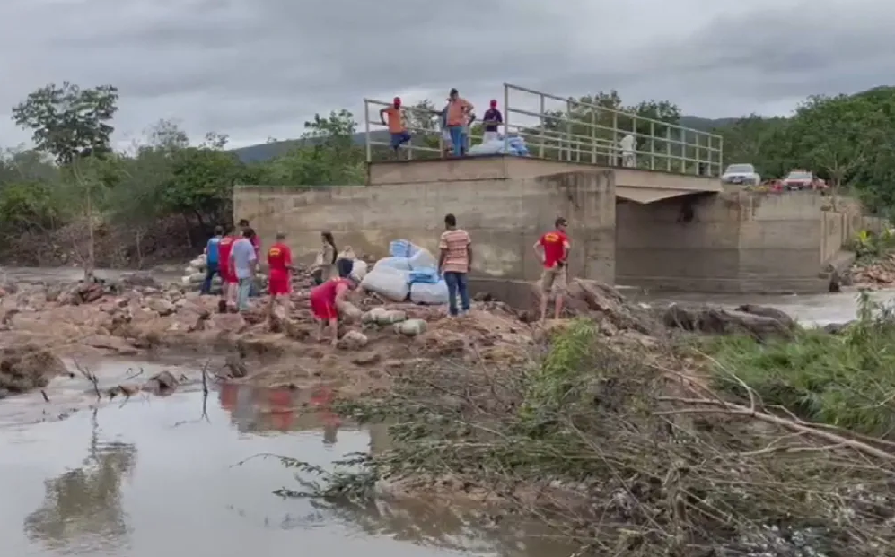 Rios sobem com a chuva, derrubam pontes e deixam moradores ilhados em Goiás