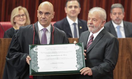 Lula é diplomado pelo TSE, chora e diz que o povo reconquistou a democracia