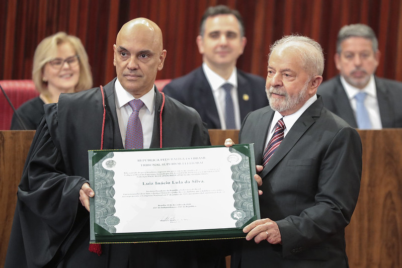 Lula é diplomado pelo TSE, chora e diz que o povo reconquistou a democracia