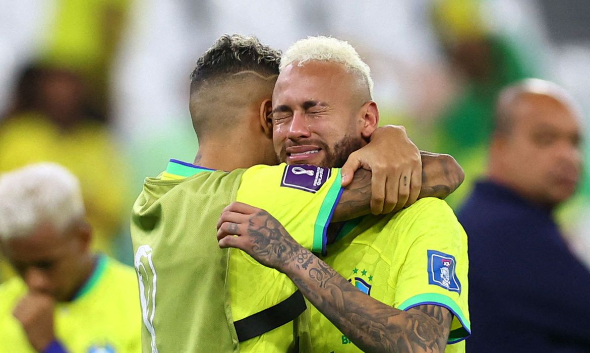 Pelé envia mensagem de apoio a Neymar após eliminação da Copa