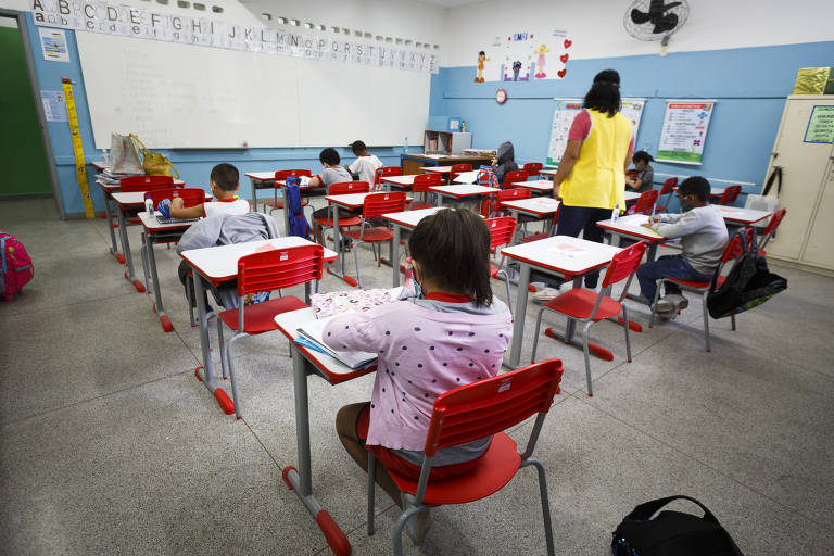 Entenda projeto que propõe colocar professores por mais tempo em sala de aula em Goiás