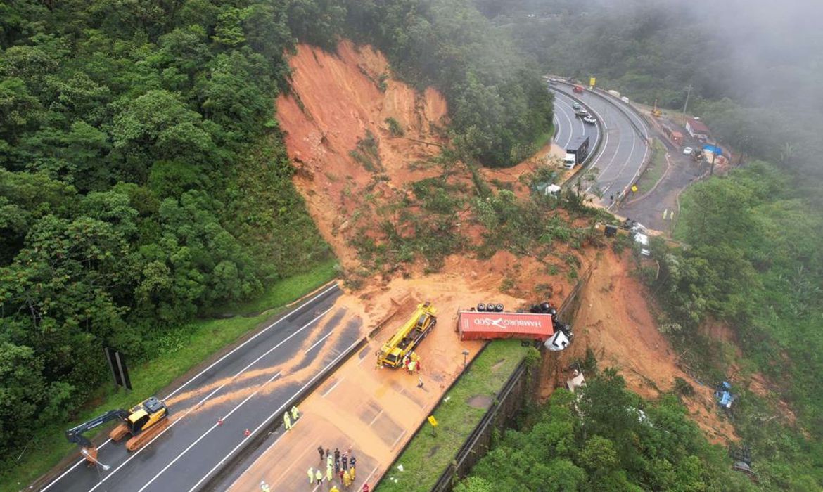 Deslizamento de terra na BR-376 mata duas pessoas no Paraná Deslizamento de terra na BR-376 mata duas pessoas no Paraná